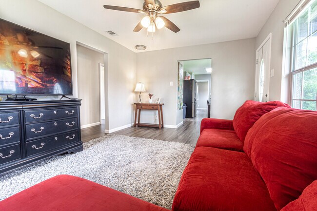 Photo - 622 Pinewood Ln