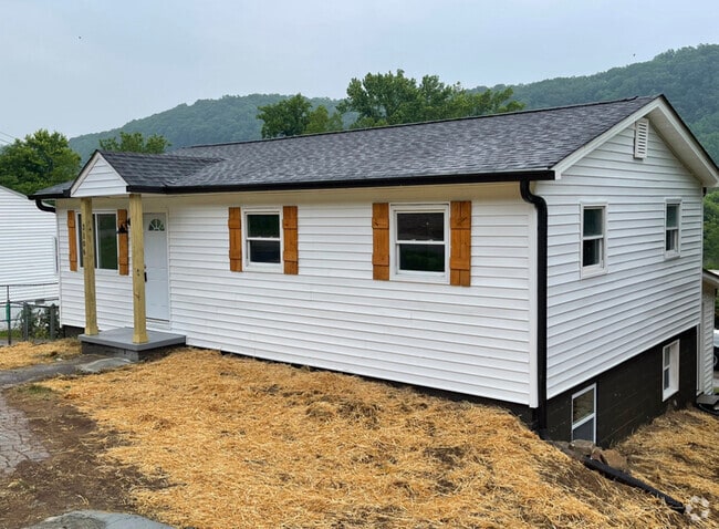 Building Photo - 3106 Greenway Dr Unit #1 Rental