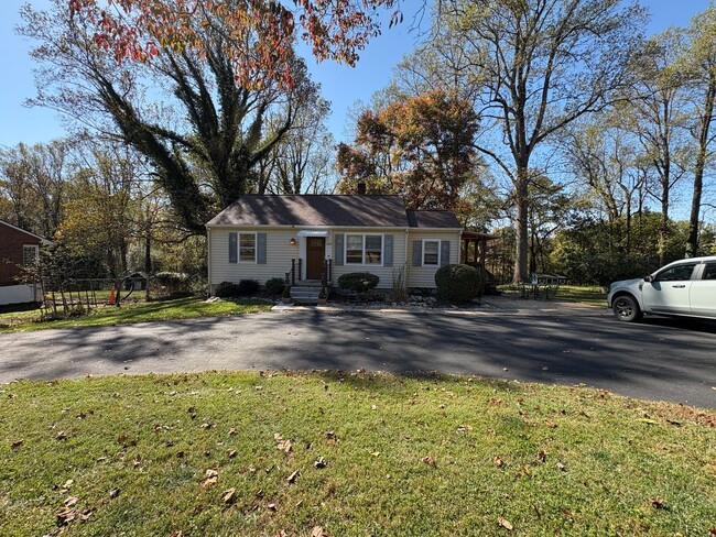 Building Photo - Beautiful home with lots of custom touches...
