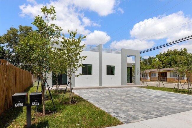 Photo - 6852 NW 4th Ave Unidad 0