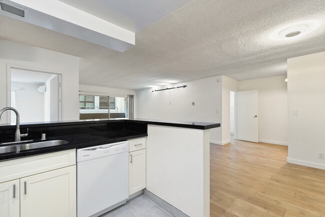 Photo - 642 N West Knoll Dr. Apartments