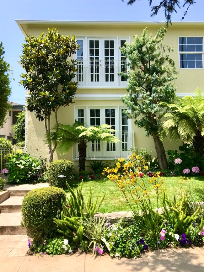 Building Photo - 842 12th St Unit 2