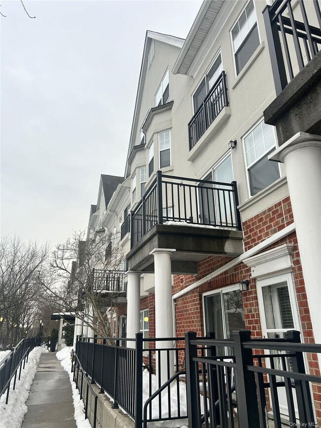 Building Photo - 125 Parkway Rd Unit 1220