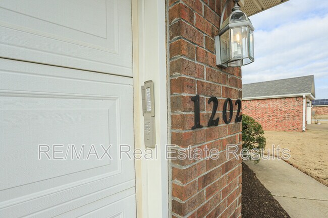 Photo - 1202 SW Cabriolet St