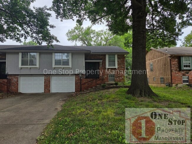 Building Photo - Updated 4 Bedroom, 2 Bathroom Duplex in Overland Park, Kansas