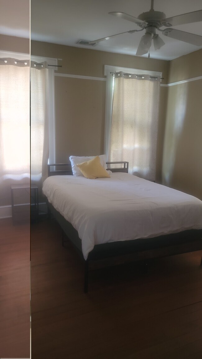 Photo - 146 W 6th St