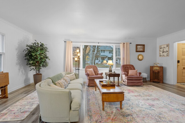 Photo - 729 Eliza St