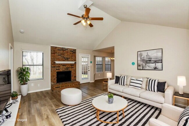 Photo - 1354 Gainsborough Way