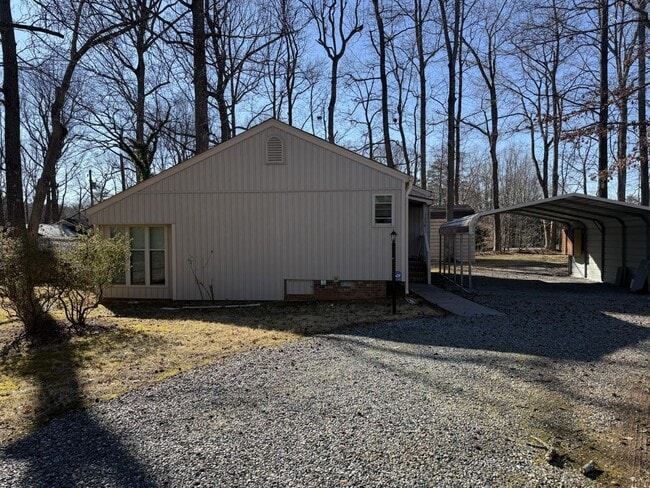 Building Photo - Adorable 2 Bedroom Off Alamance Church Road