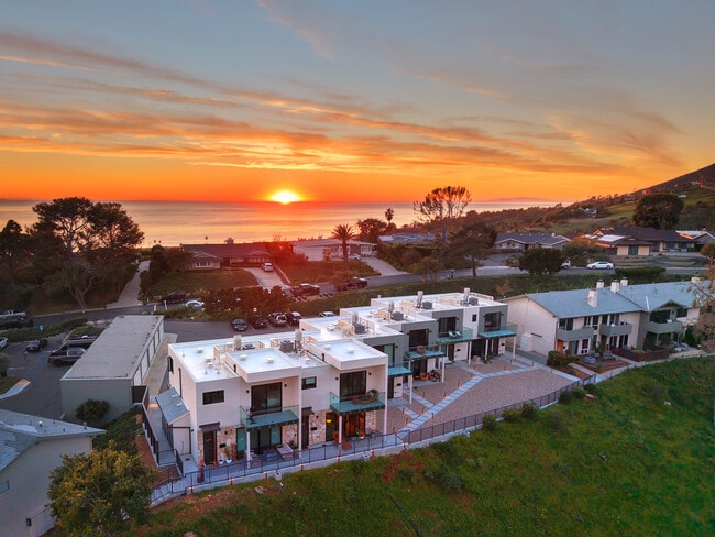 Building Photo - 6208 Tapia Dr Unit Malibu Beach Condo