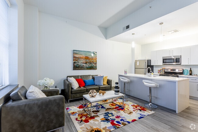 2BR, 2BA - 733 SF