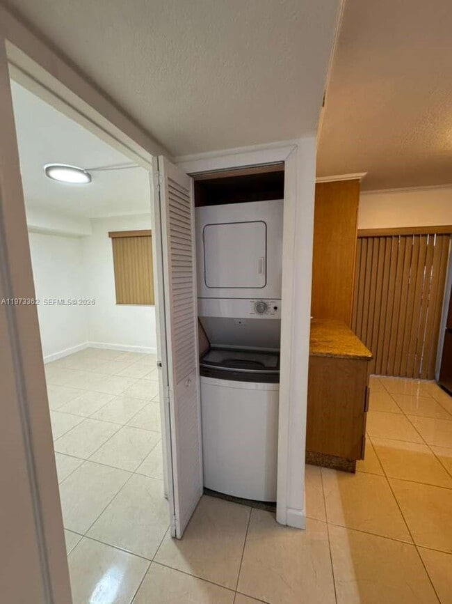 Building Photo - 2575 SW 27th Ave Unit 214