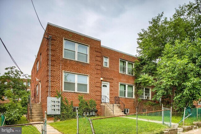 Building Photo - 406 Chaplin St SE Unit 3 Rental