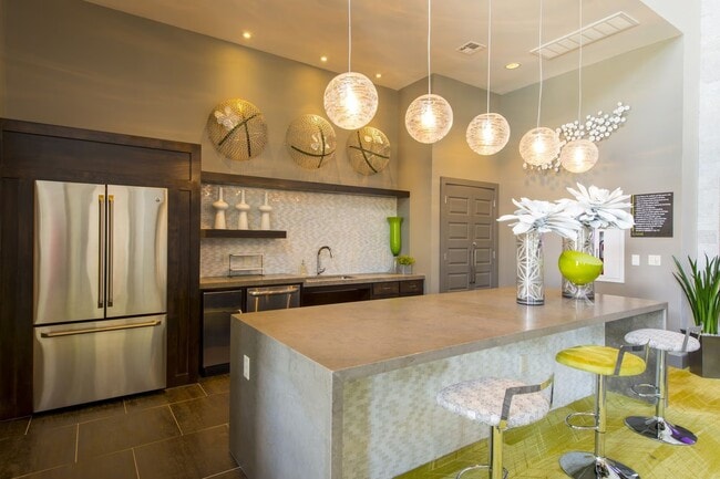 Photo - Limited-Time: $500 Gift Card on 2-Bed in K... Unidad E99W