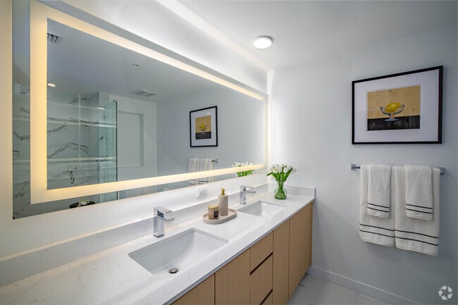 2 habitaciones, 2 baños - 1088 pies cuadrados de baño principal - Manor Biscayne