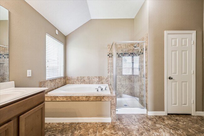 2821 Chinaberry Park Ln