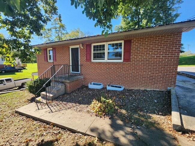 Building Photo - 15475 Oak Rd Unit First Floor