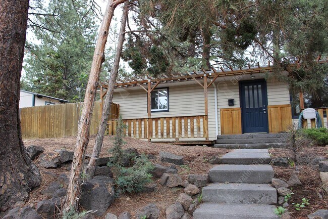 Building Photo - Historic Midtown Bend Gem with Detached St...