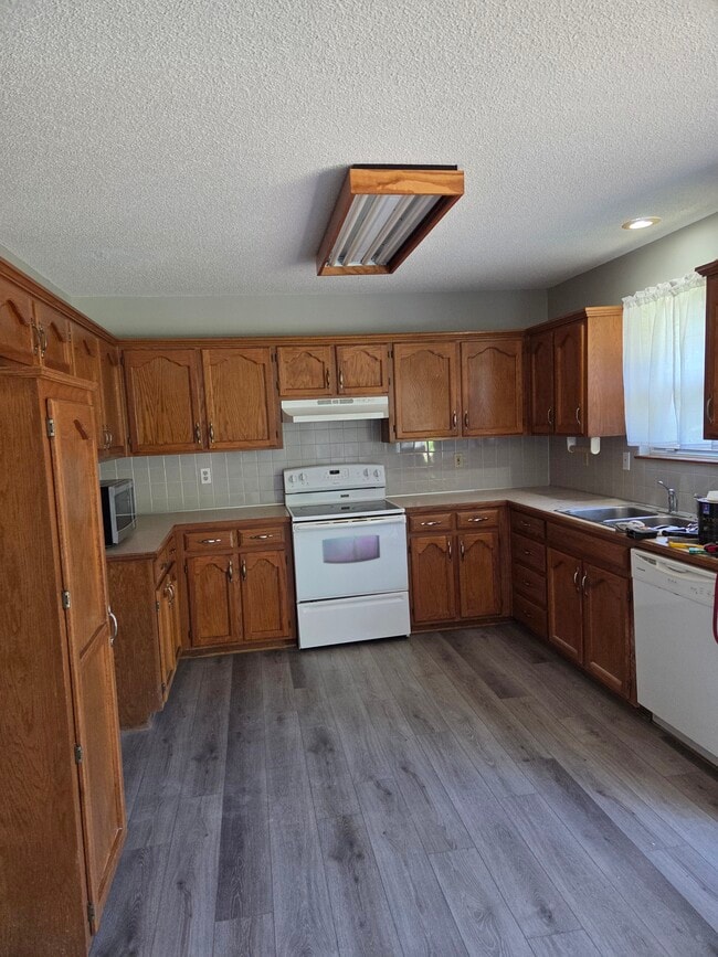 Photo - 200 Toucan St