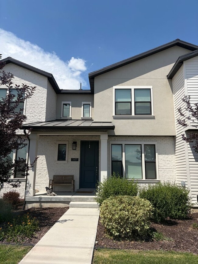Building Photo - Beautiful Townhouse!!!