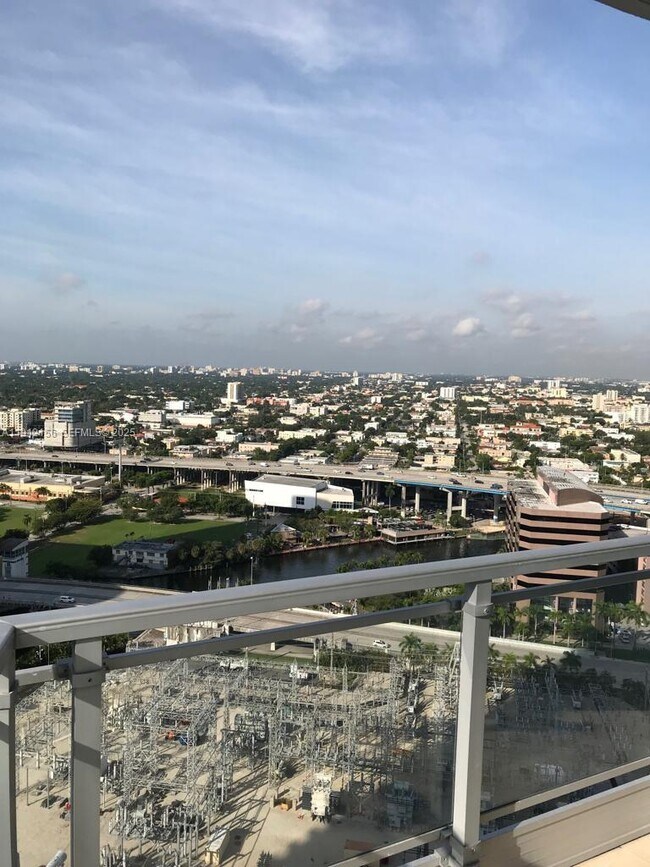 Building Photo - 90 SW 3rd St Unit 2911