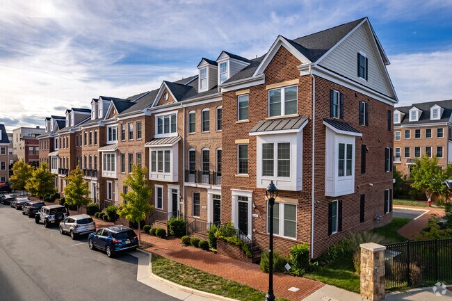 110 Catoctin Cir SE - Crescent Place