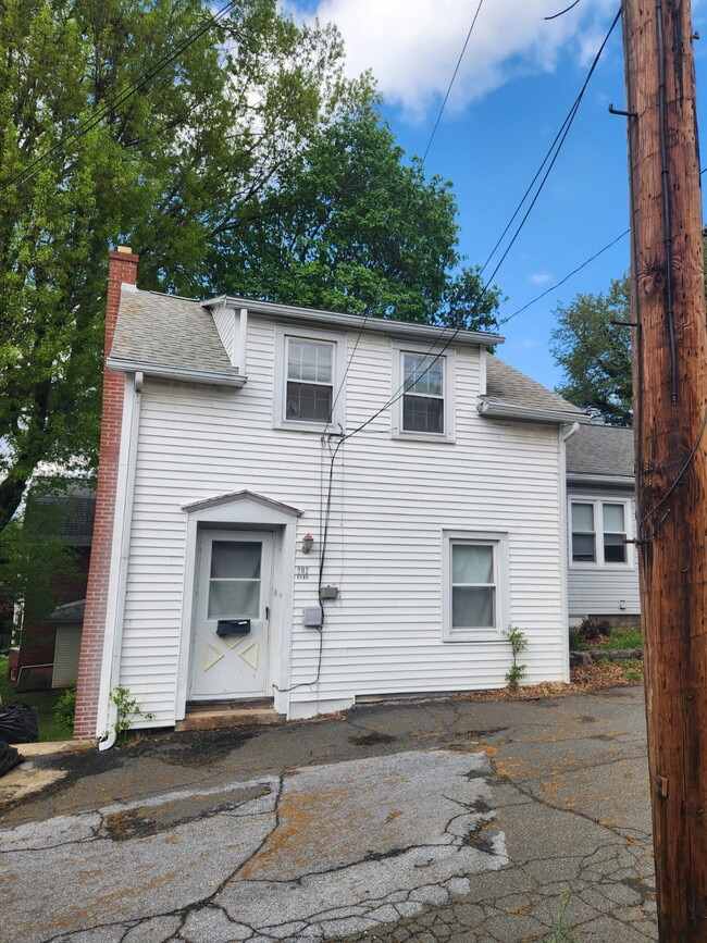 Building Photo - 502 E 1st St Unit 4