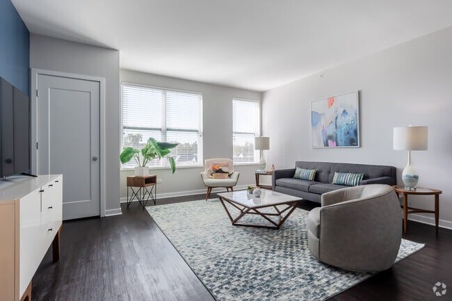 1BR, 1BA - 779SF - Living