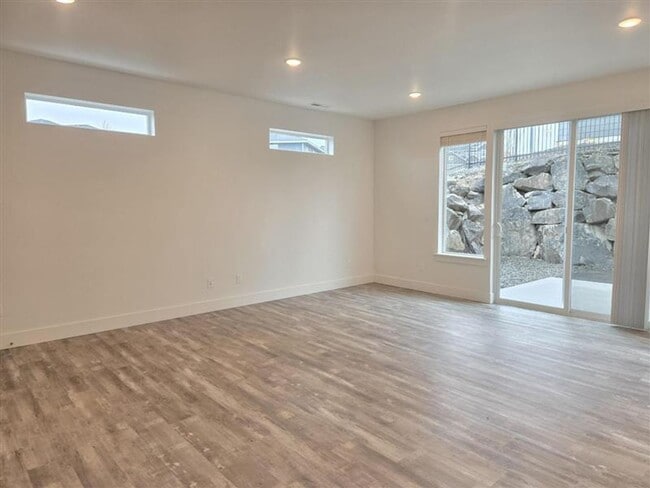 Photo - 1 MONTH FREE WHEN YOU SIGN A 15 MONTH LEASE! BRAND NEW TOWNHOME IN THE DESIRABLE SOUTHRIDGE AREA!