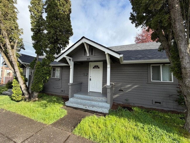 Building Photo - 1 Bedroom Apartment!