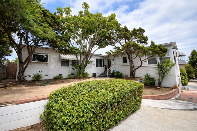 Building Photo - Large House!! Quick walk to campus!!