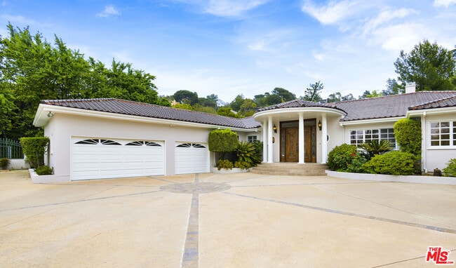 400 Evelyn Pl