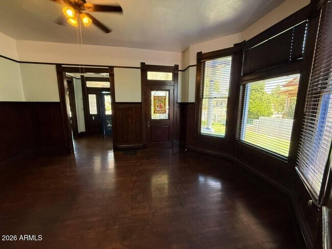 Photo - 825 E 9th St