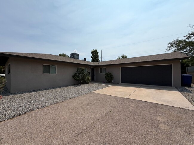 Building Photo - Lovely 4 Bedroom 2 Bathroom Home In NE ABQ!