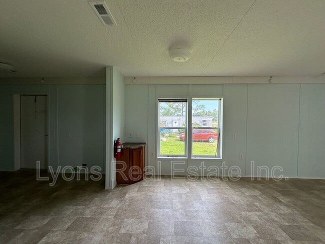 Photo - 8086 Heck Dr Unidad #7