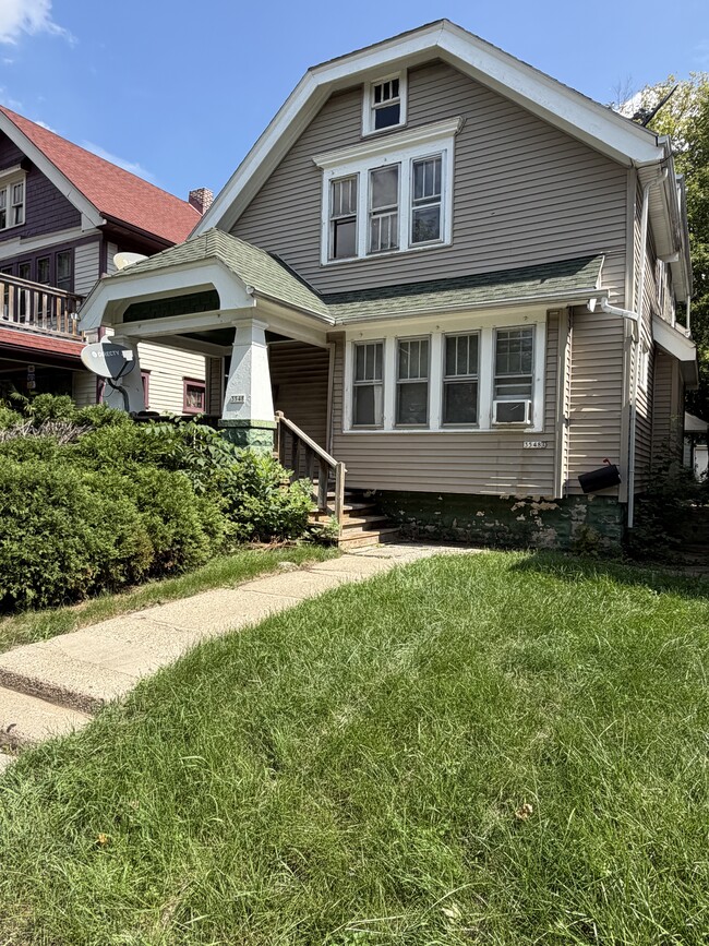 Building Photo - 3548 N 15th St Unit LARGE 3/1 LOWER UPPER