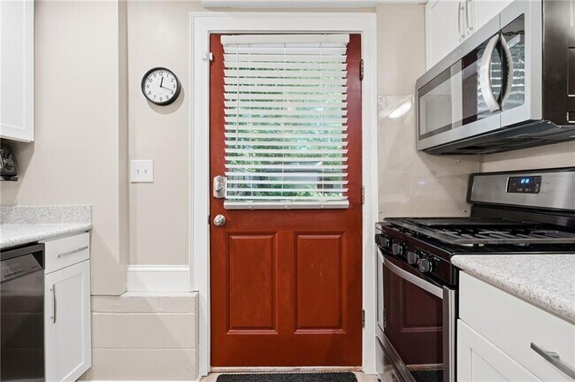 Photo - 826 Mentelle Dr NE