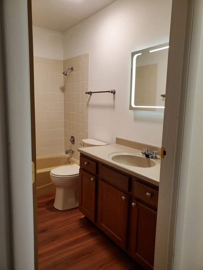 Bath - 815 Sussex Plz Unit 815