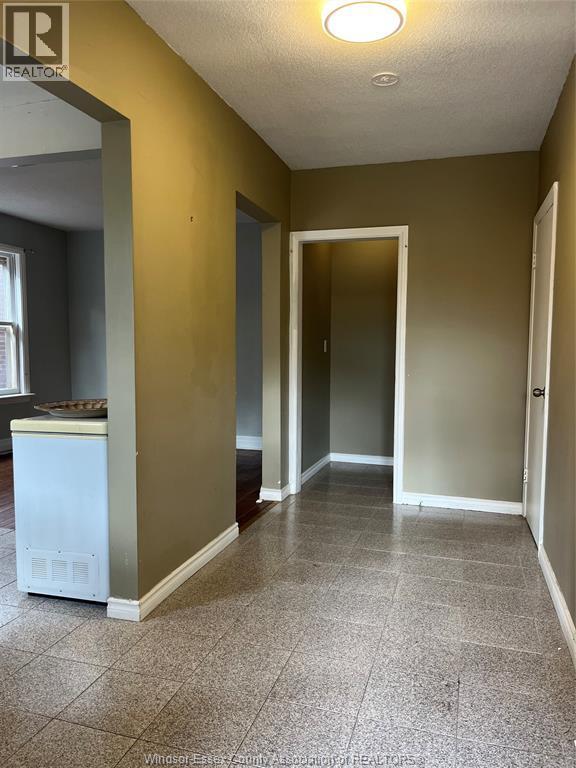 Photo - 719 Erie St E