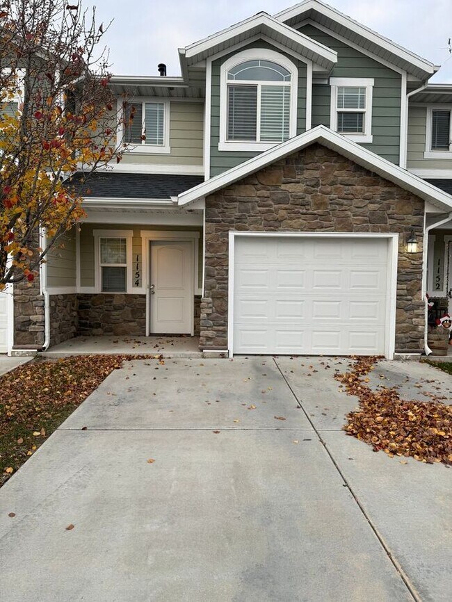 Building Photo - 3 bdrm 2 1/2 bth townhouse 1 Car Garage