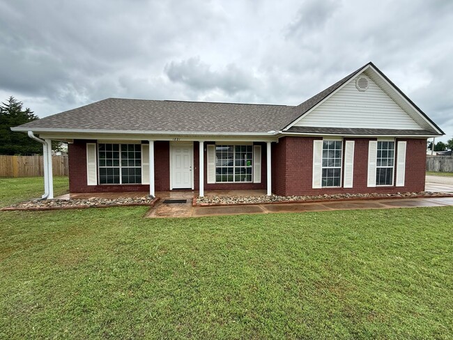 Building Photo - Nice 3 Bed 2 Bath House.  Yard Care Included.  Gas Heat & Hot Water