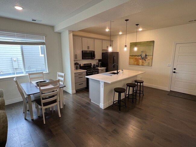 Photo - Students Welcome! 2 Story townhome in Registry Ridge---furnished option available