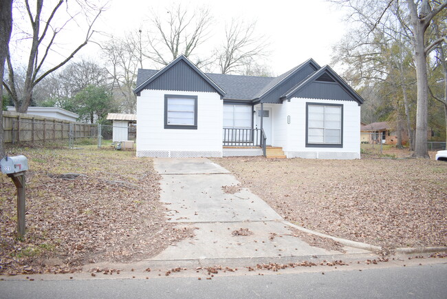 Photo - 221 N Sanders St