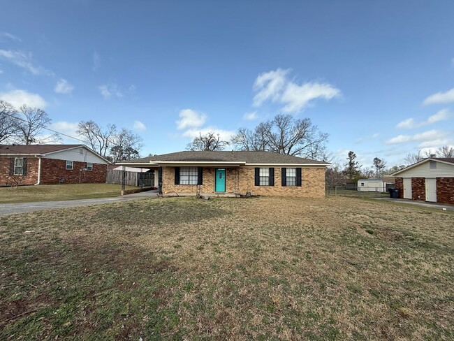 3 bed/2 bath home with attached carport an... - 3 bed/2 bath home with attached carport an...