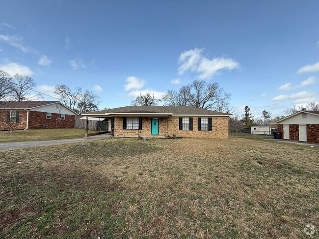 Building Photo - 3 bed/2 bath home with attached carport an...