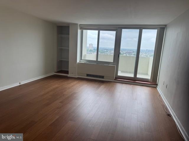 Building Photo - 604 S Washington Square Unit 1611