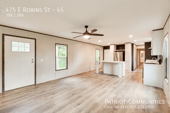 Photo - 475 E Robins St