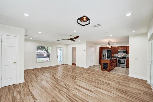 Photo - 300 SW 19th Ave
