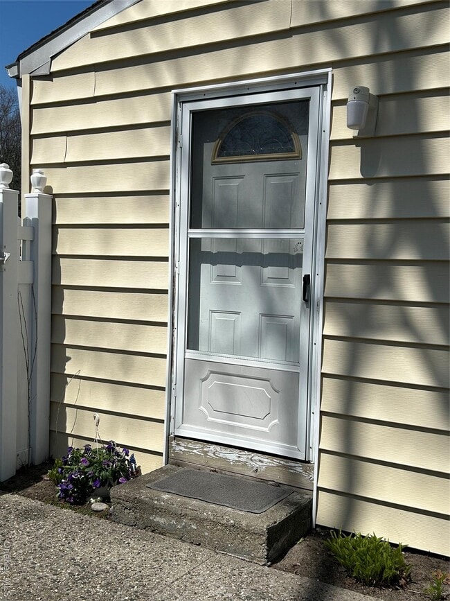 Building Photo - 5 Whitney Ln