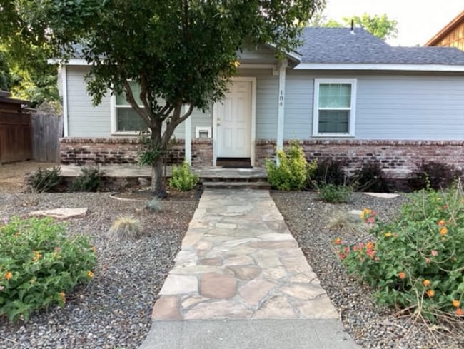 Building Photo - 2-Bed, 2-Bath Cottage PENDING